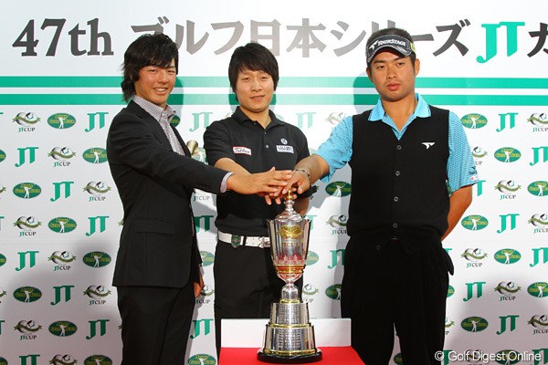 2010年 ゴルフ日本シリーズJTカップ 事前 石川遼、キム・キョンテ、池田勇太 賞金王を争う3人が大会前日に優勝トロフィーの前に整列した
