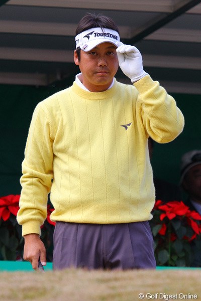 2010年 ゴルフ日本シリーズJTカップ 初日 野仲茂 初出場の野仲茂は1番ティで周囲に挨拶。カメラマン席にも会釈をしてくれました