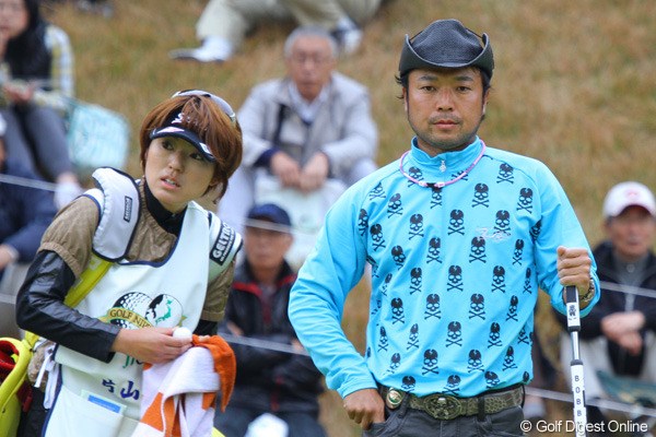 2010年 ゴルフ日本シリーズJTカップ 初日 片山晋呉 妹の真理をキャディに起用して挑む片山晋呉。今年の顔ぶれでは13回の最多出場となる