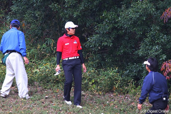 2010年 ゴルフ日本シリーズJTカップ 初日 キム・キョンテ あの正確無比のキョンテがOB？石川遼のボールを一緒に探しているんです