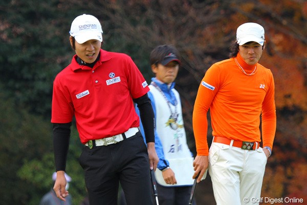 2010年 ゴルフ日本シリーズJTカップ 初日 キム・キョンテ 石川遼 最終18番でグリーン外からパットしたキョンテのボールはカップの淵でストップ！石川遼も覗き込んでいます