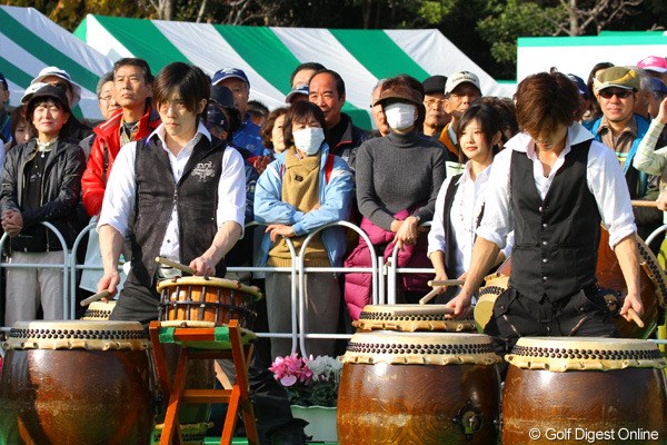 日本シリーズ恒例の開会式には和太鼓のチームが力強いパフォーマンスで選手たちを迎え入れた