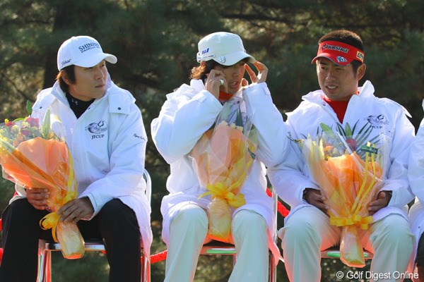 2010年 ゴルフ日本シリーズJTカップ 初日 キム・キョンテ 石川遼 池田勇太 開会式で並んだランキングトップ3。石川は爆音を伴った花火が上がると思って耳を塞いで怖がる