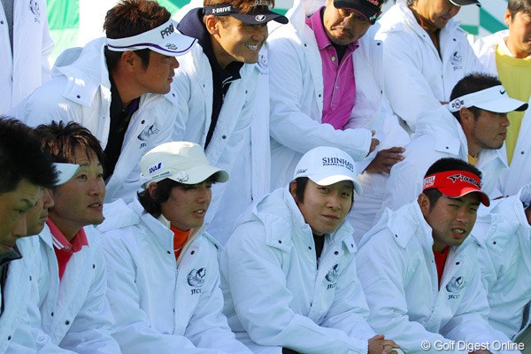 2010年 ゴルフ日本シリーズJTカップ 初日 集合写真 賞金王に最も近いキム・キョンテはリラックスした笑顔で大会を迎えた