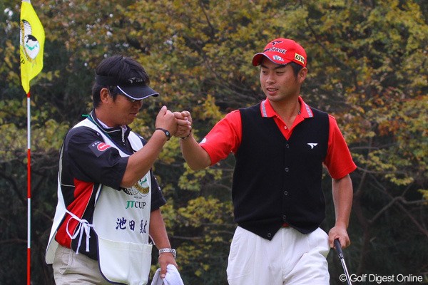 2010年 ゴルフ日本シリーズJTカップ 初日 池田勇太 7番でバーディを奪いグータッチをする池田勇太。7バーディノーボギーの完璧なラウンド！