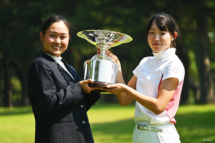 鈴木姫琉（すずき・ひめる）キャディと記念写真に収まった 2024年 日本女子アマチュアゴルフ選手権 最終日 鳥居さくら