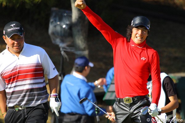 2010年 ゴルフ日本シリーズJTカップ 2日目 石川遼 18番、チップインでこの日9つ目のバーディを奪い、力強いガッツポーズを見せる石川遼
