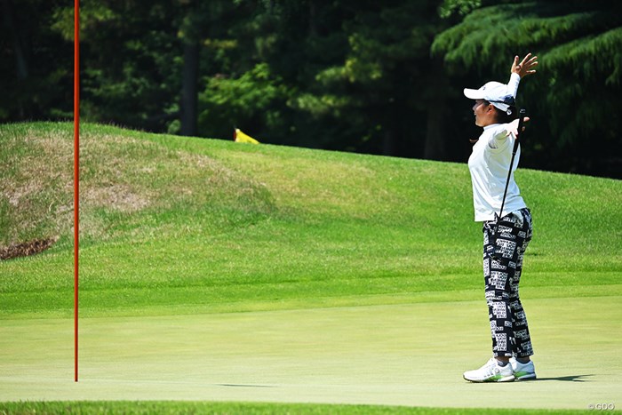 前半9番で難しいラインのバーディパットを決めてバンザイ 2024年 日本女子アマチュアゴルフ選手権 最終日 鳥居さくら