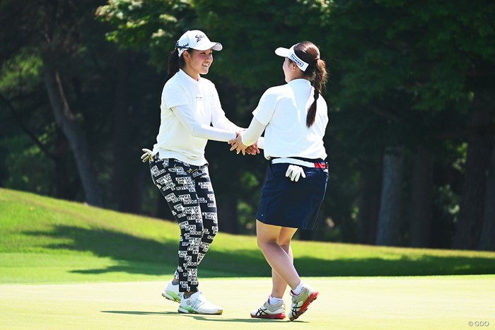 ホールアウト直後には優勝した鳥居さくら（左）と笑顔で握手を交わした 2024年 日本女子アマチュアゴルフ選手権 4日目 鳥居さくら 山本優花