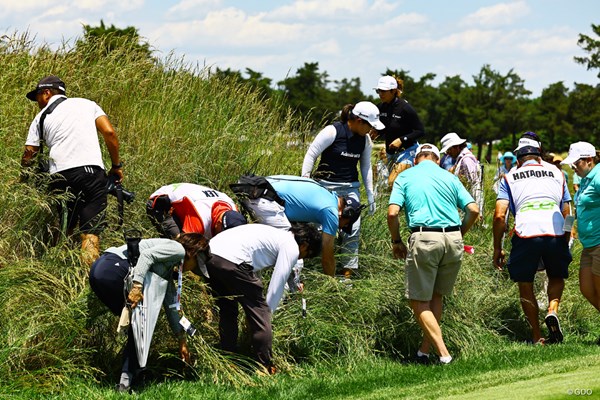 ショップライトLPGAクラシック初日の9番で球を探す畑岡奈紗と関係者