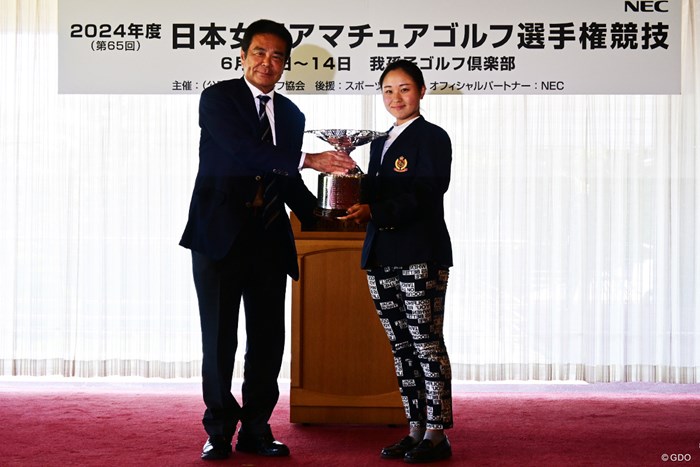 表彰式 2024年 日本女子アマチュアゴルフ選手権 最終日 鳥居さくら