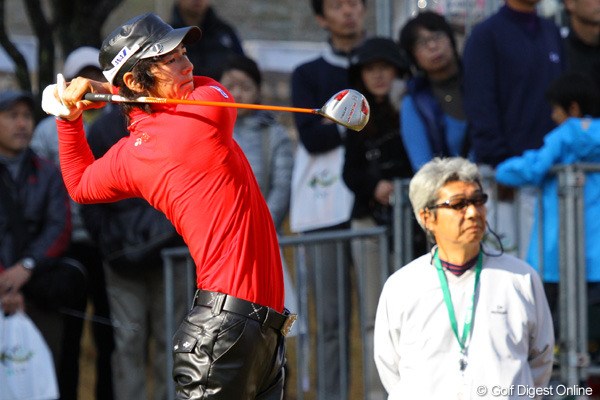 2010年 ゴルフ日本シリーズJTカップ 2日目 石川遼 スタート前のレンジでは父親でコーチの勝美さんがみっちりとチェックしていた