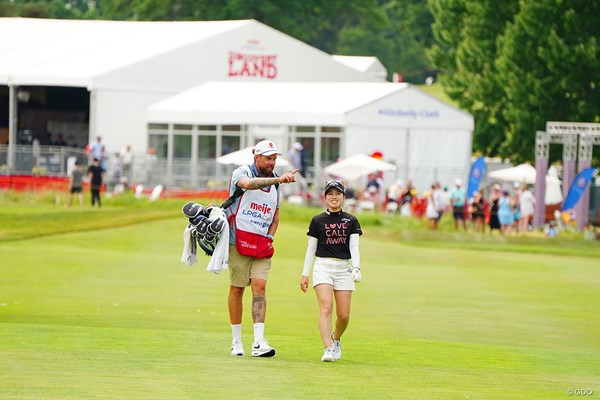 2024年 マイヤーLPGAクラシック for Simply Give 3日目 西村優菜 キャディのデイビッド・テイラー氏は前日14日が誕生日。西村がプレゼントしたシューズを履いてバッグを担いだ