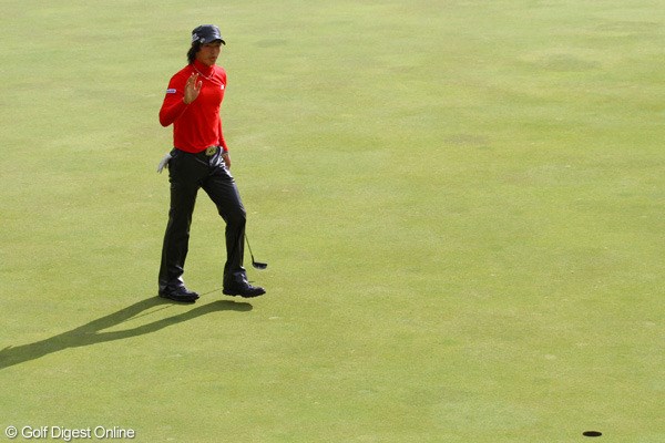 2010年 ゴルフ日本シリーズJTカップ 2日目 石川遼 続く4番でもバーディを奪い、斜面上から覗き込むギャラリーの声援に目線で応える