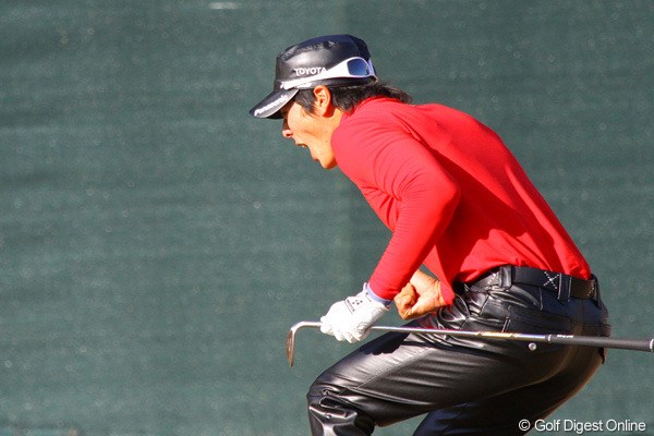 2010年 ゴルフ日本シリーズJTカップ 2日目 石川遼 遼吠える！18番でチップインバーディを奪い雄たけびを上げた