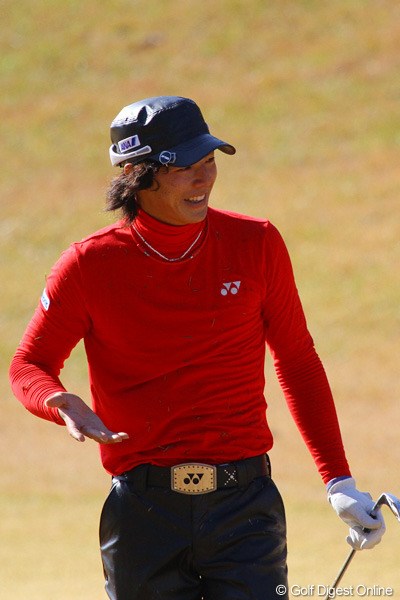 2010年 ゴルフ日本シリーズJTカップ 2日目 石川遼 9番では2打目を打った際に泥が顔やウェアに付着してなかなか取れなかった