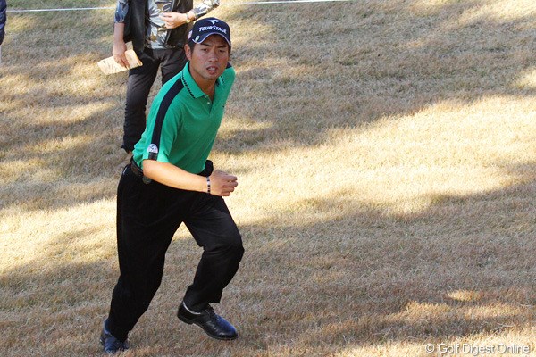 2010年 ゴルフ日本シリーズJTカップ 2日目 池田勇太 勇太走る！1番でティショットを左崖下に落してしまい、脱出ルートを探す