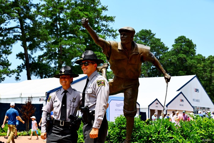 人気の銅像。警察官すら記念撮影する 2024年 全米オープン 3日目 コース