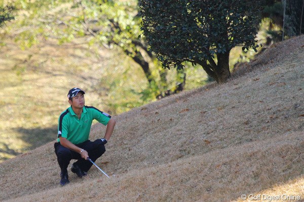 2010年 ゴルフ日本シリーズJTカップ 2日目 池田勇太 今度は3番で前方の木が邪魔になり、どこを狙おうか悩む池田勇太