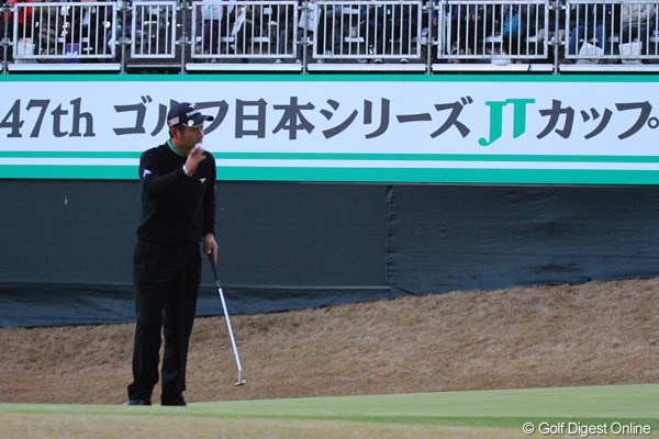 2010年 ゴルフ日本シリーズJTカップ 2日目 池田勇太 最終18番は暗くてボールが見えないためライトを要請したが、10分かかるといわれ、そのままパーパットを決めた