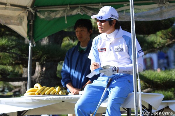 2010年 ゴルフ日本シリーズJTカップ 2日目 キム・キョンテ そんなこんなで、ちょっと腰掛けて休憩です。