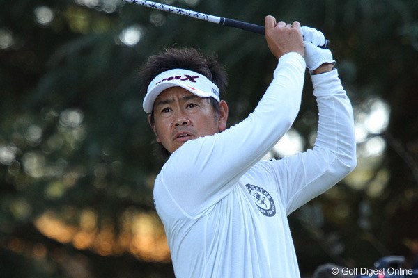 2010年 ゴルフ日本シリーズJTカップ 2日目 藤田寛之 序盤にバーディを3つ奪い単独首位に浮上したが、18番でダボを叩き2位タイに後退