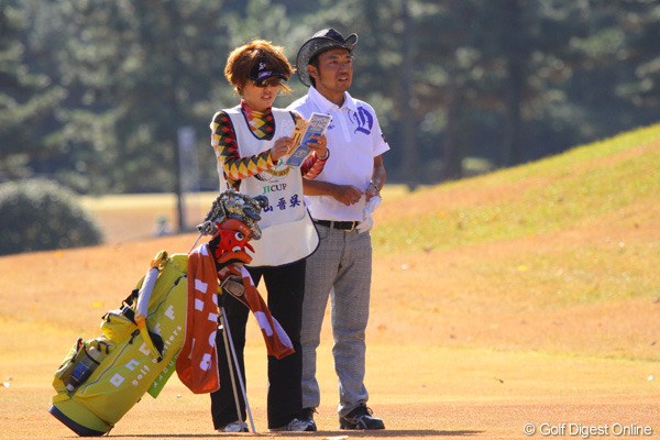 2010年 ゴルフ日本シリーズJTカップ 2日目 片山晋呉 この日も兄妹のタッグで挑んだが依然2オーバーの19位タイと苦戦が続く