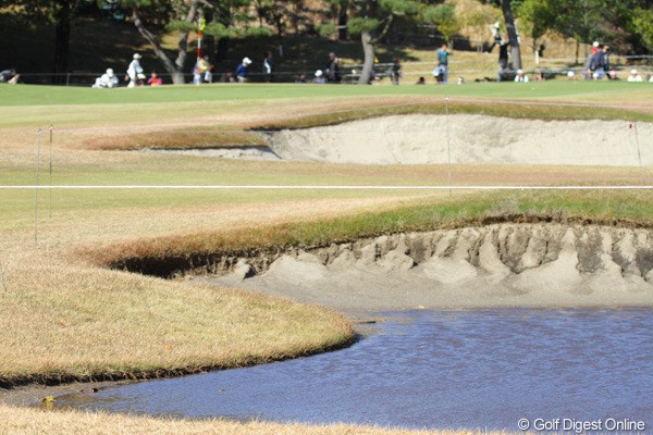 2010年 ゴルフ日本シリーズJTカップ 2日目 9番ホール 風が強いので9番の池に波が！って、9番には池はありません。昨夜からの雨でバンカーが池になっていました