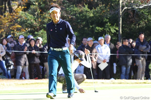 2010年 ゴルフ日本シリーズJTカップ 3日目 藤田寛之 16番でバーディを奪い単独首位に立った藤田寛之。後ろはボギーパットに入る石川遼