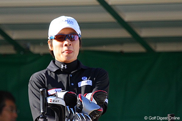 2010年 ゴルフ日本シリーズJTカップ 3日目 キム・キョンテ スタート前はリラックスが必要！？舌を出してスタートを待つキム・キョンテ