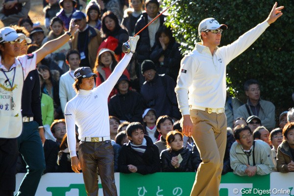 2010年 ゴルフ日本シリーズJTカップ 3日目 石川遼 16番のティショットは左へ！みんなで「左危ないですよー」と差しています