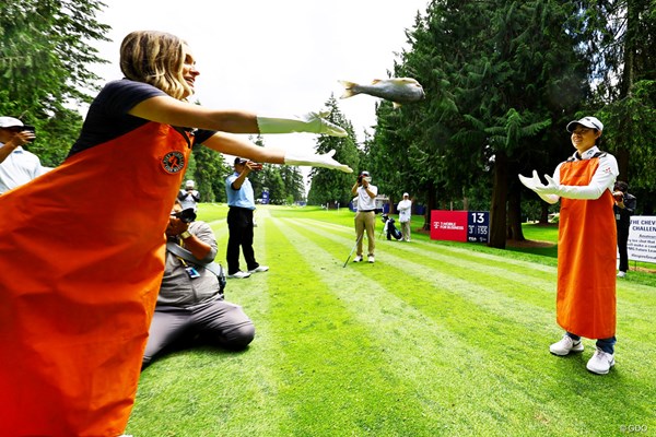 2024年 KPMG全米女子プロゴルフ選手権 事前 笹生優花 プロアマの企画でシアトル名物「魚投げ」パフォーマンスに挑戦。全米覇者の注目度は高い