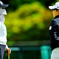 勝みなみ（左）は火曜日の練習グリーンで申ジエと話し込んだ 2024年 KPMG全米女子プロゴルフ選手権 事前 勝みなみ 申ジエ