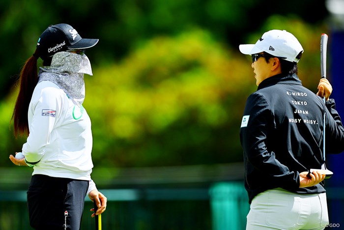 勝みなみ（左）は火曜日の練習グリーンで申ジエと話し込んだ 2024年 KPMG全米女子プロゴルフ選手権 事前 勝みなみ 申ジエ