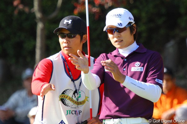 2010年 ゴルフ日本シリーズJTカップ 最終日 キム・キョンテ 「このラインはこう曲がってこう流れるよね」ジェスチャーを加えてキャディと相談中