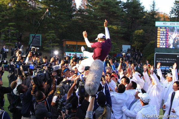2010年 ゴルフ日本シリーズJTカップ 最終日 キム・キョンテ 初の韓国人選手賞金王になったキョンテはツアーメンバーに胴上げの祝福を受けた