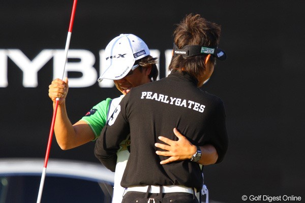 2010年 ゴルフ日本シリーズJTカップ 最終日 藤田寛之 通算15アンダーで優勝した藤田。でも泣いているのはキャディの梅ちゃんです
