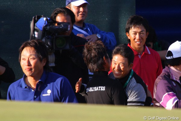 2010年 ゴルフ日本シリーズJTカップ 最終日 藤田寛之 グリーンサイドには師匠の芹澤信雄をはじめ宮本勝昌、上井邦浩も祝福に訪れた