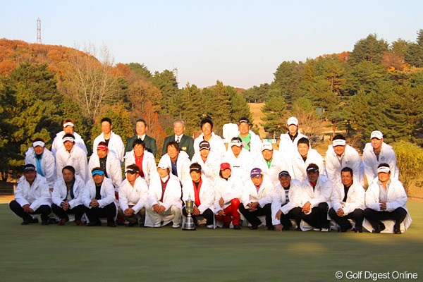 2010年 ゴルフ日本シリーズJTカップ 最終日 集合写真 今大会参加メンバーと選手会長の深堀圭一郎らが記念写真に納まった