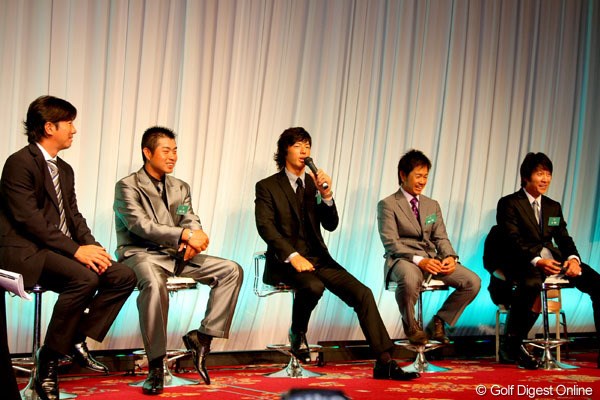 2010年 ジャパンゴルフツアー表彰式 （左から）深堀圭一郎、池田勇太、石川遼、藤田寛之、キム・キョンテ （左から）深堀圭一郎、池田勇太、石川遼、藤田寛之、キム・キョンテによるトークショーも行われた