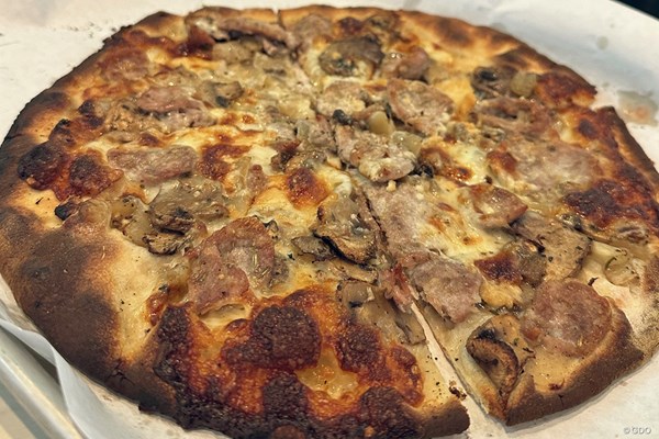 2024年 トラベラーズ選手権 2日目 ニューヘイブンのピザ 「サリーズ・アピッツァ」とは別のお店のピザですが…こちらクラムピザ。ニューヘイブンのピザはどこを食べてもサクサクした食感
