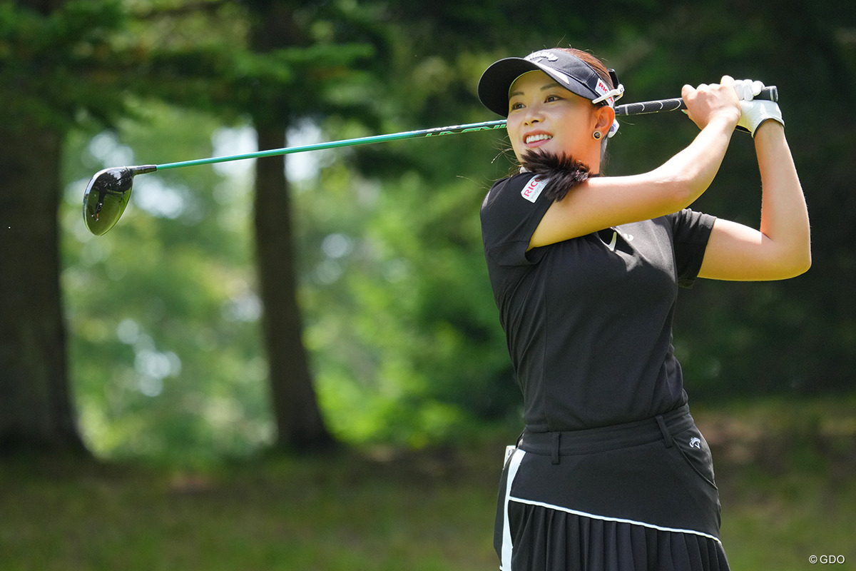 首位を4打差で追う