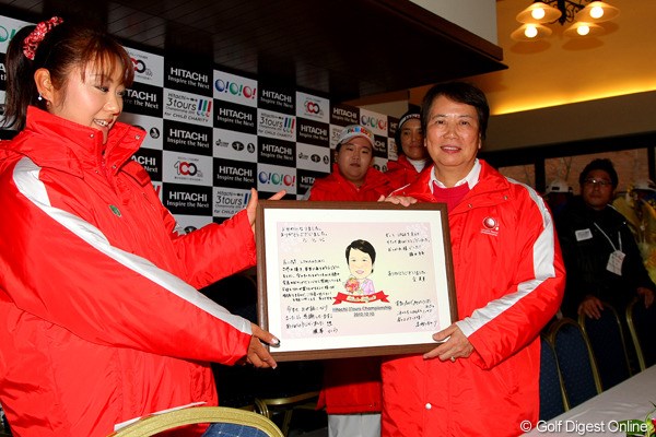 樋口久子会長に、選手から似顔絵入りの寄せ書きが手渡された