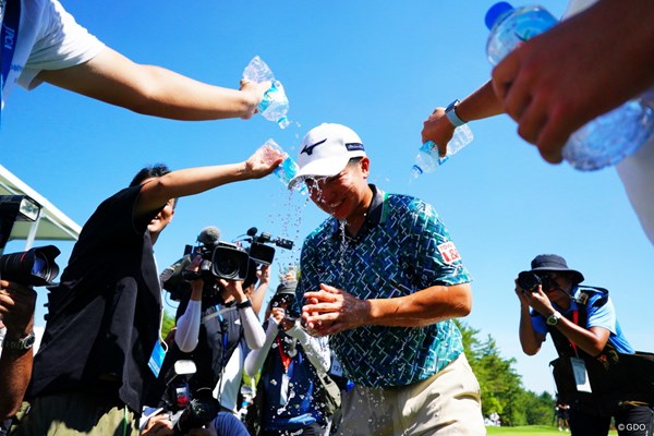 2024年 日本プロゴルフ選手権大会 最終日 杉浦悠太 先輩プロたちから手荒い祝福