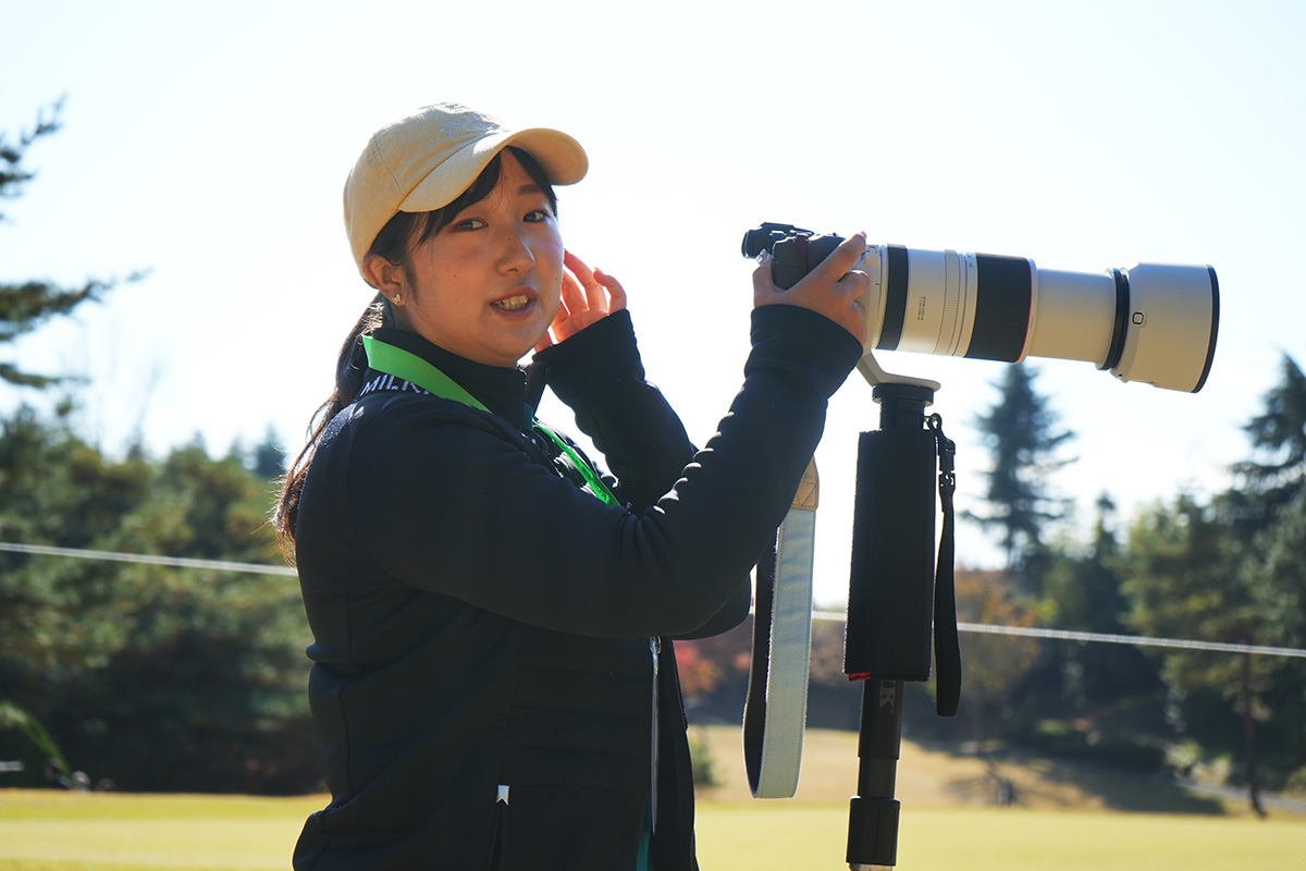 写真展に自身が撮影した写真が展示される阿部未悠