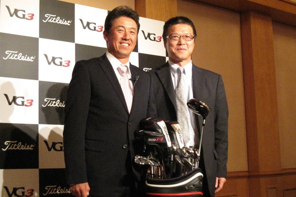 VG3シリーズのイメージキャラクターの芹澤信雄と、アクシネットジャパンインク代表取締役の中村孝
