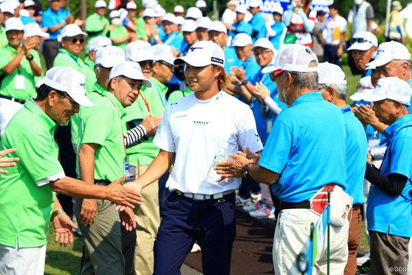 2024年 長嶋茂雄招待 セガサミーカップゴルフトーナメント 最終日 平田憲聖 ボランティアの皆さんからも祝福