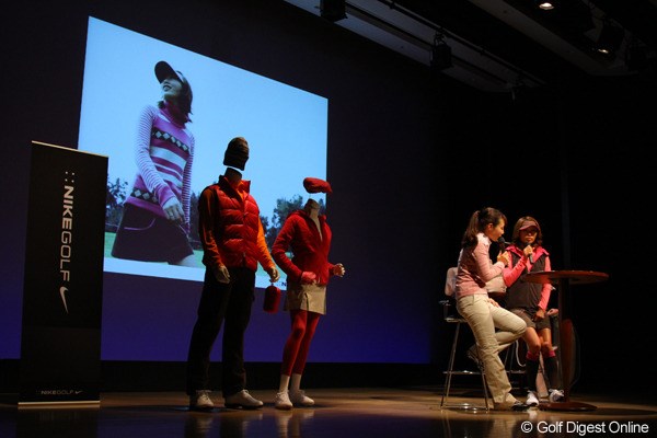 金田久美子／ナイキトークショー2010年 ナイキウェアの着こなしについて、スライドを見ながら説明する金田久美子