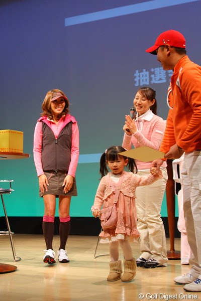 金田久美子／ナイキトークショー2010年 小さなファンに応援され、思わず笑顔となる金田久美子