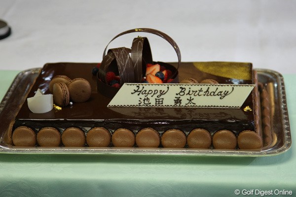 2010年 新世紀ゴルフ伝説 ジャンボと若武者の挑戦 池田勇太 ジャンボから贈られた誕生日ケーキ。池田は大事そうに車に積み込み持ち帰った